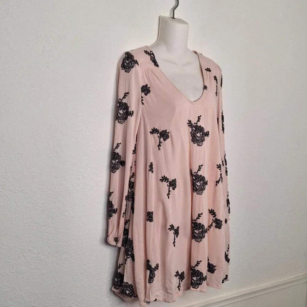 Free People Embroidered Dress Sz XS Babydoll Floral Relaxed Fit Boho Festival